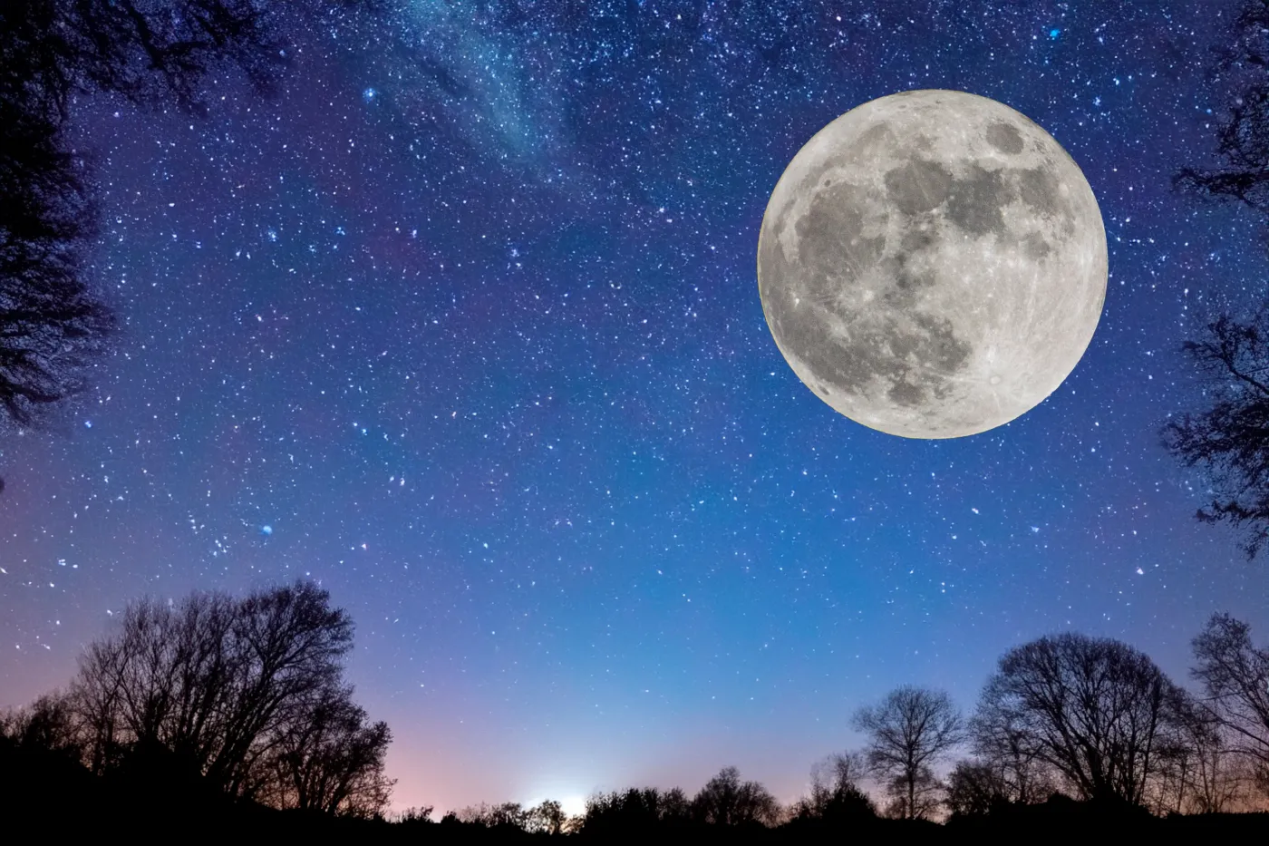 Beaver.,Moon.,Super,Full,Moon,With,Dark,Background.,Madrid.,Spain.