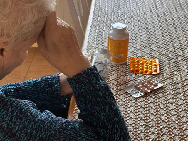 Zasiłek pielęgnacyjny 2025 - ile wynosi zasiłek pielęgnacyjny po 75. roku życia? Gdzie złożyć wniosek? Czy będzie podwyżka zasiłku pielęgnacyjnego w 2025?