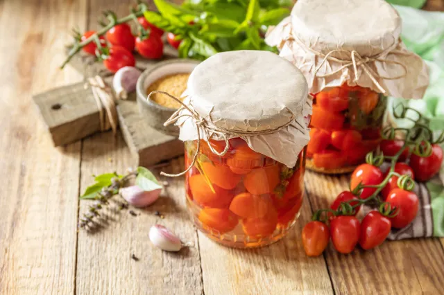 Kiszone pomidory to wielki przysmak. Tak robi je Ewa Wachowicz