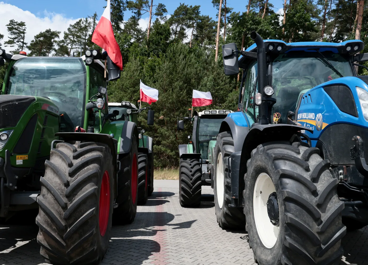 Traktory na granicy. Rolnicy wspierają ruch Bąkiewicza. "Nie tylko żywimy, ale i bronimy"