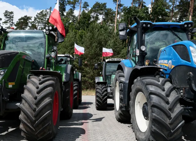Traktory na granicy. Rolnicy wspierają ruch Bąkiewicza. "Nie tylko żywimy, ale i bronimy"