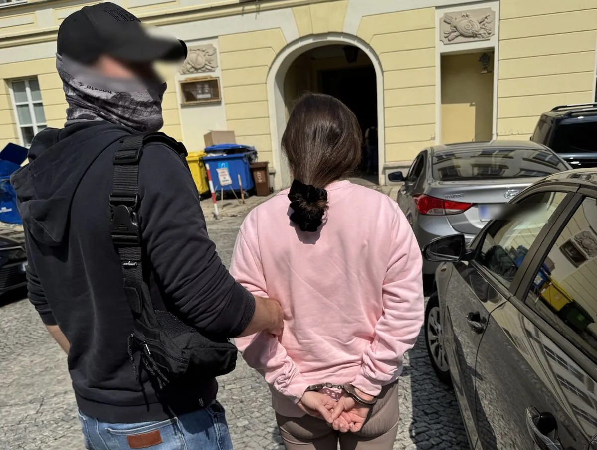 Małżeństwo sutenerów zatrzymane. W domu trzymali prawie milion złotych w gotówce