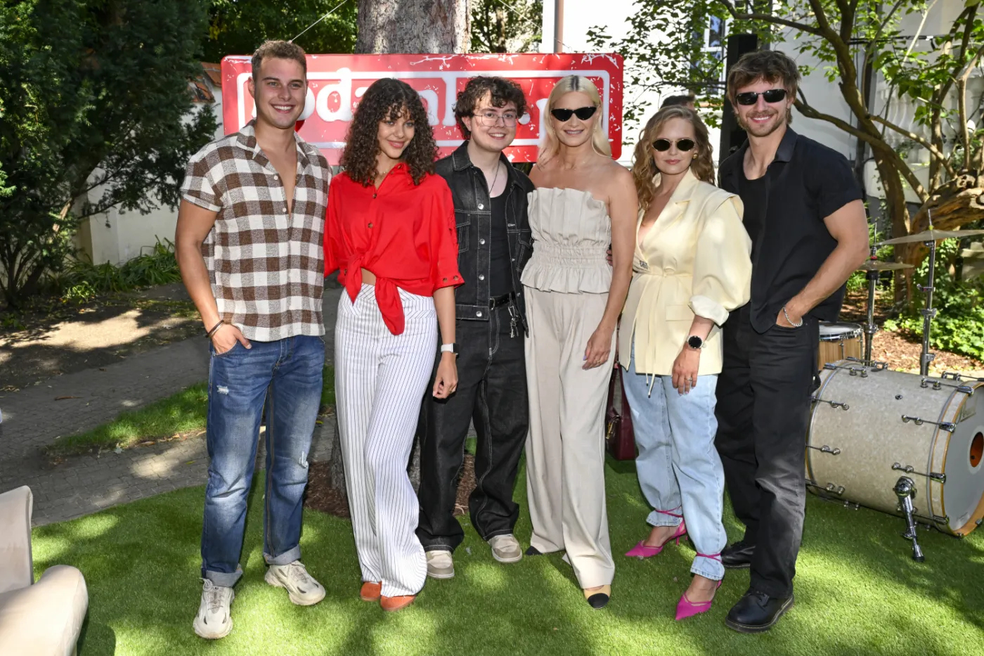 Nowy sezon "rodzinki.pl" już za chwilę. Gwiazdy wracają po 5 latach. Gdzie Karolak? [FOTO]