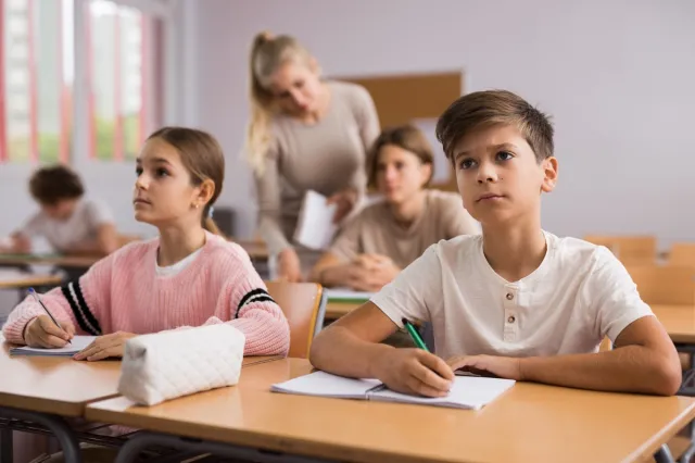 Zmiany w szkołach od nowego roku szkolnego. ZNP ostrzega przed problemami