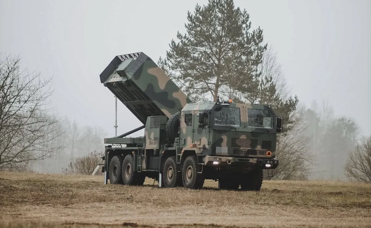 Jelcz z napędem 8x8 uzbrojony w wyrzutnię Homar-K, czyli koreańską K239 Chunmoo