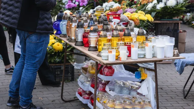Wszystkich Świętych 2023: Jeszcze drożej na cmentarzach. Ceny zniczy i chryzantem