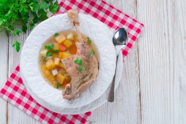 Rosół z gęsi, szlachetna i pożywna zupa w sam raz na listopadowe dni