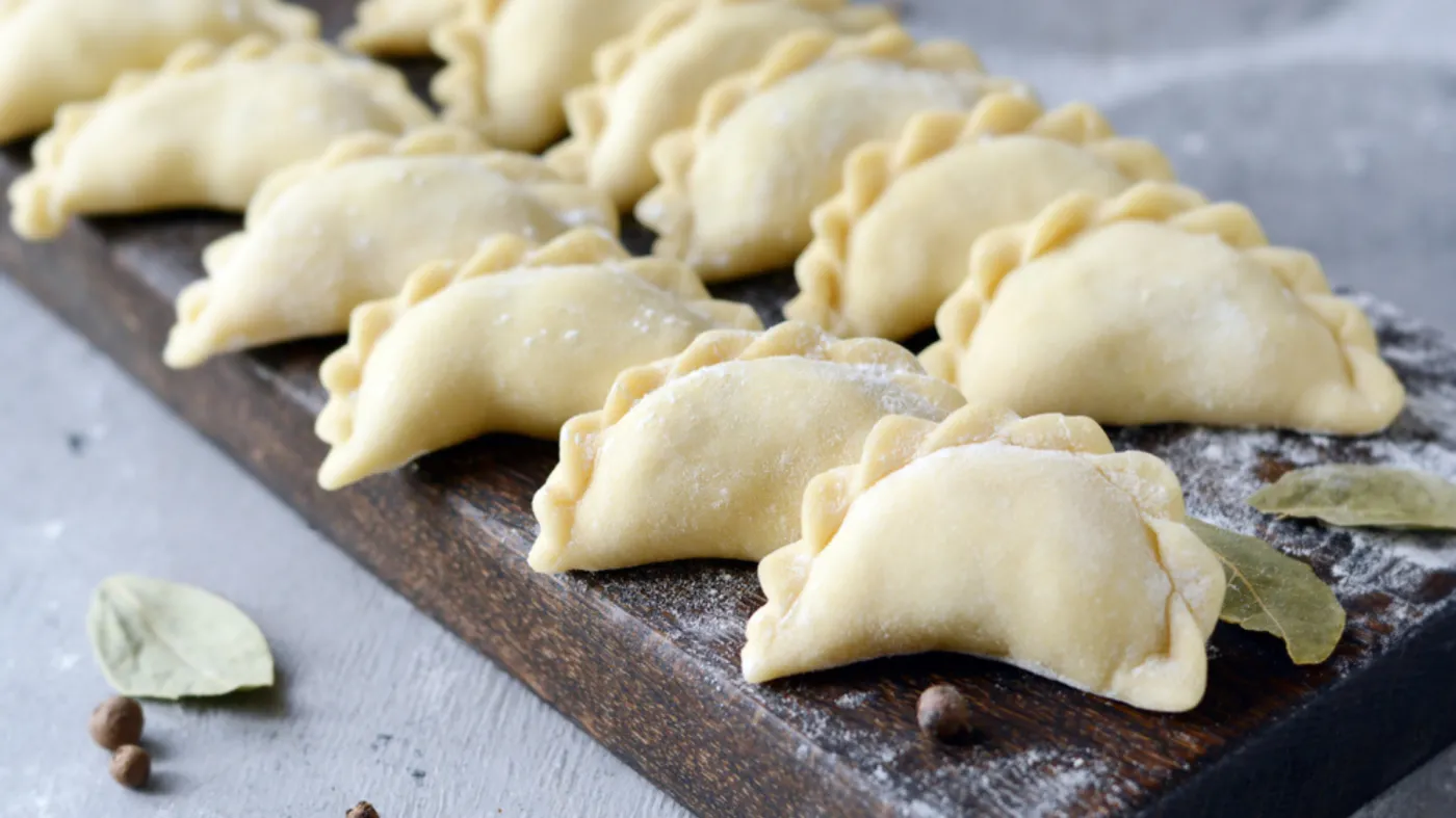 Mrozić surowe czy ugotowane pierogi na święta 2025? Jak mrozić pierogi, żeby nie pękały? Fenomenalny trik na mrożenie pierogów