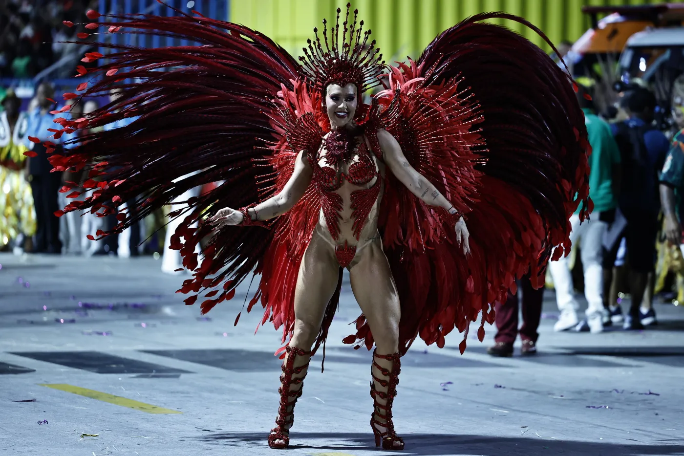 Piękna dziewczyna słynnego piłkarza gwiazdą karnawału w Rio de Janeiro [FOTO]