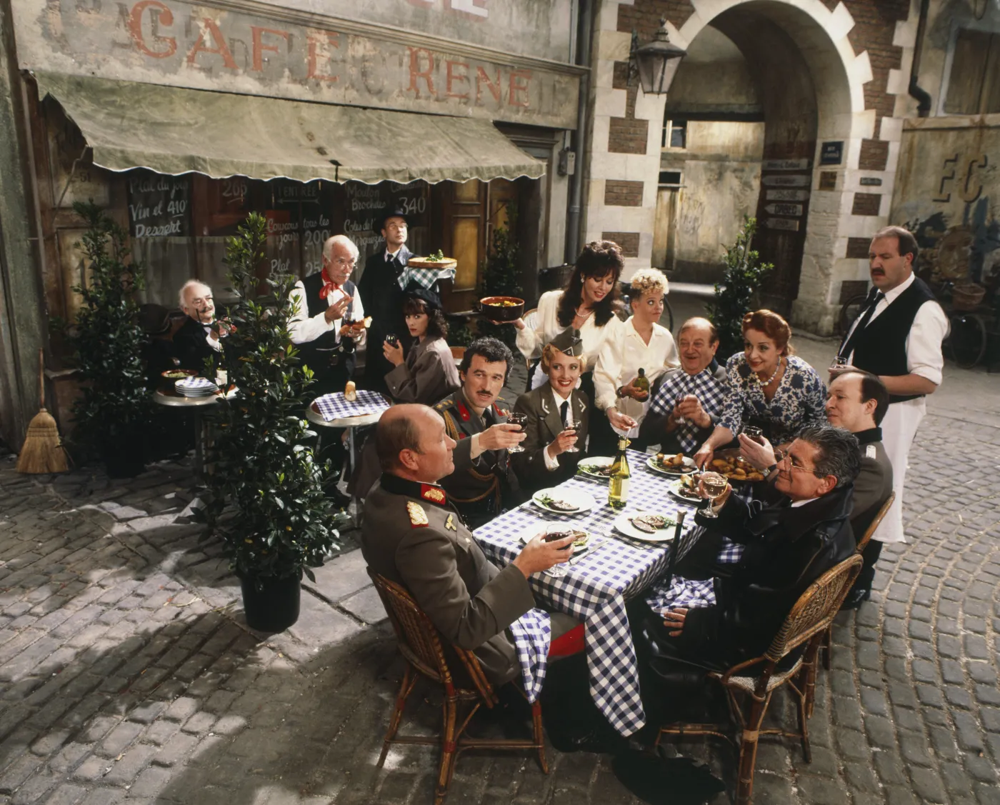 Zabawny QUIZ na "dziń dybry". Pamiętasz kultowy serial "Allo Allo"? Zdobędziesz choć 7/10?