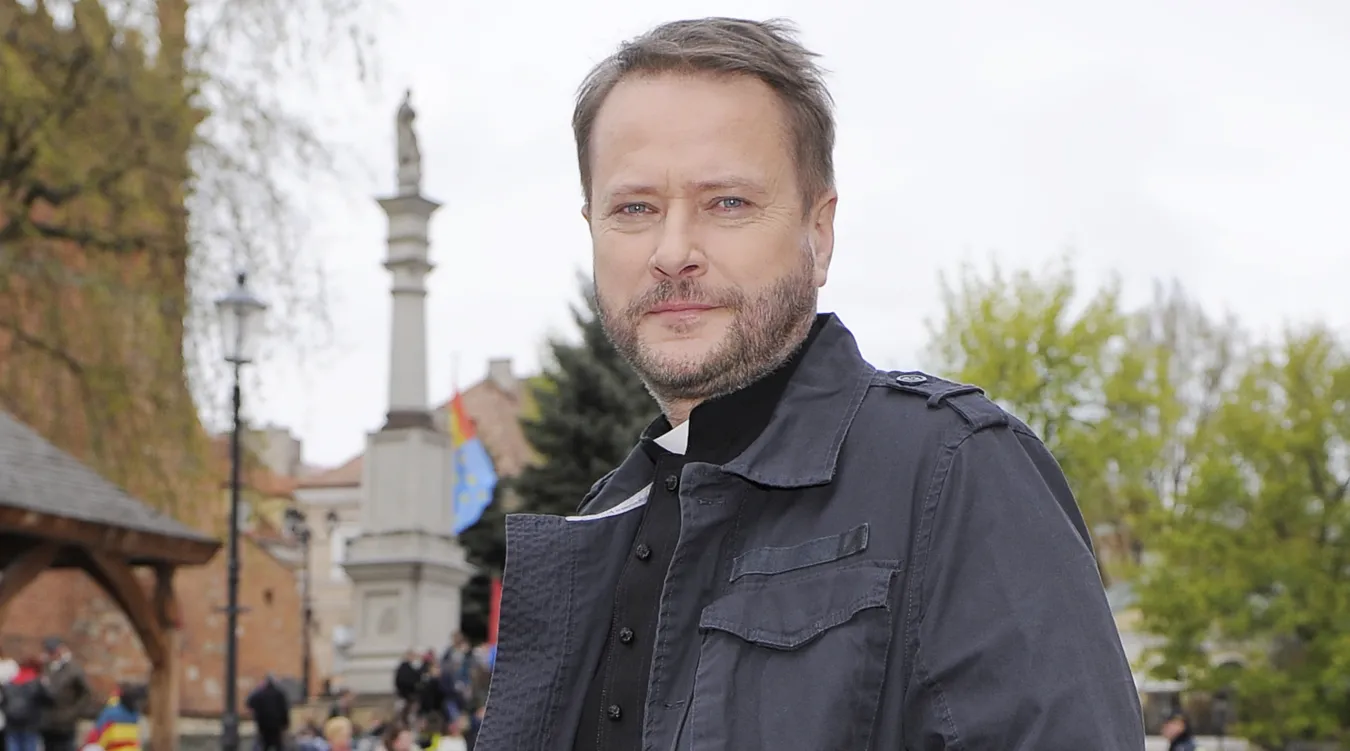 Artur Żmijewski jako ojciec Mateusz 