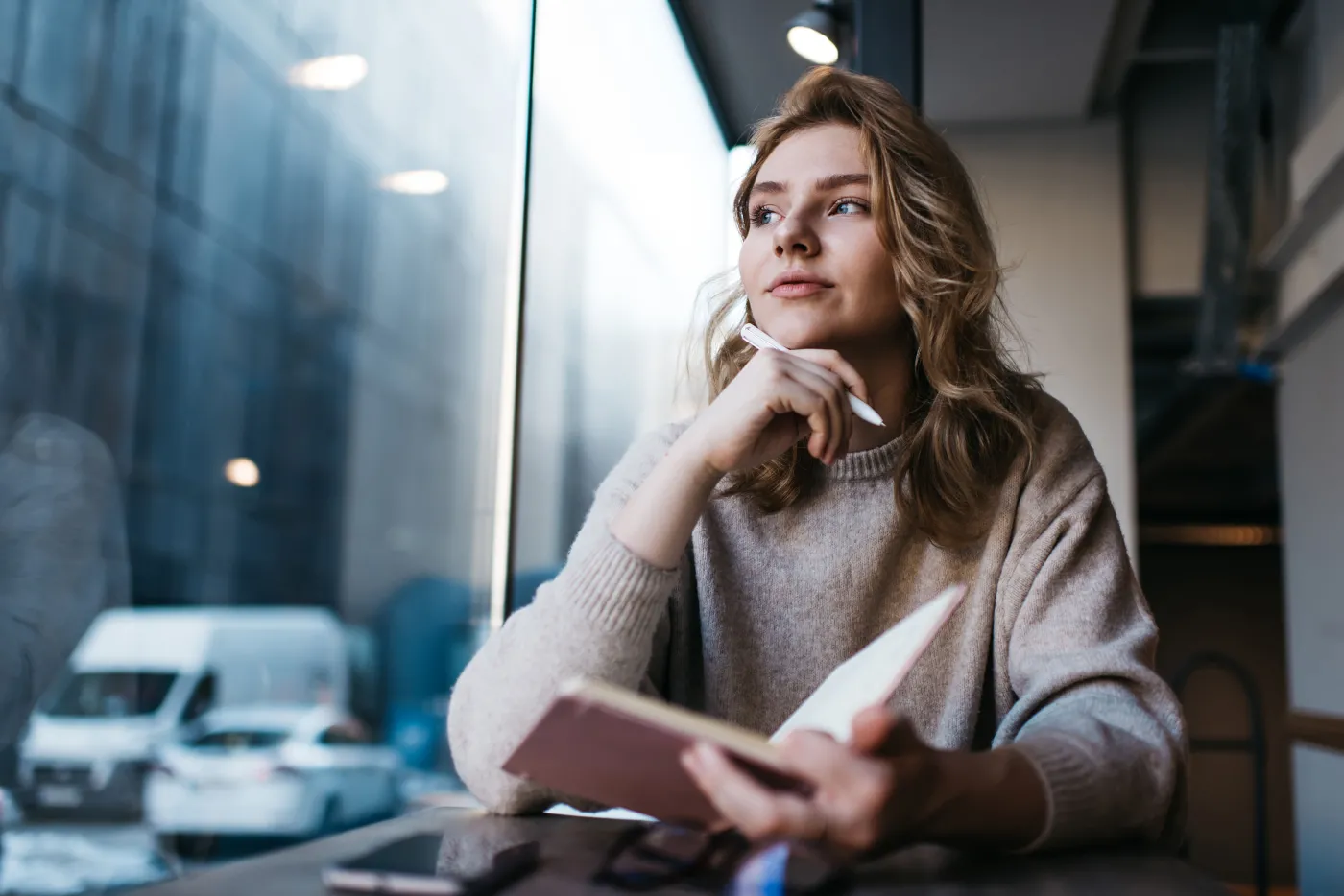Quizowiczka rozmyśla nad rozwiązaniem