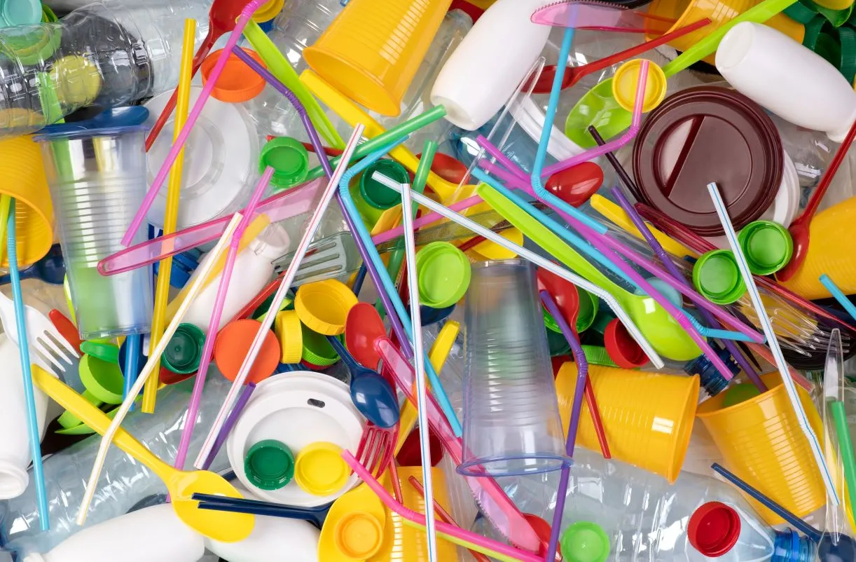 Nowa technologia przekształca plastik i odpady z baterii w czysty wodór