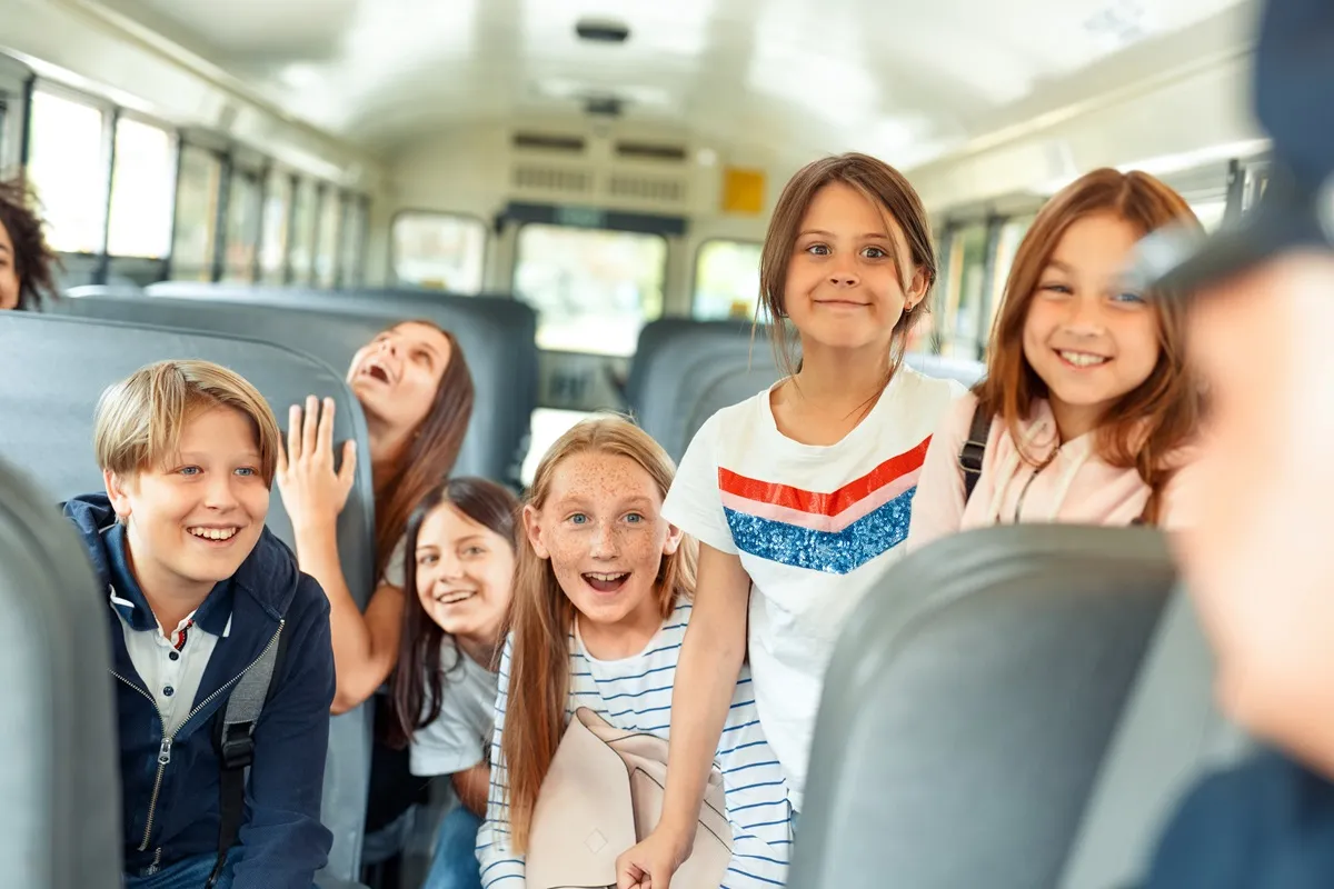 autobus szkolny uczniowie wycieczka
