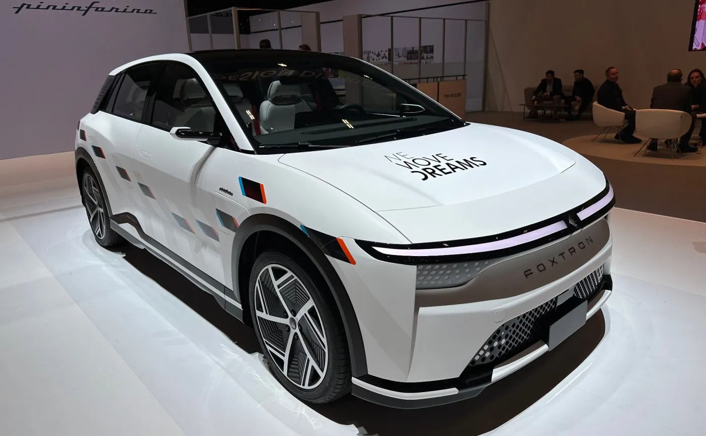 Biały crossover Foxtron Bria na stoisku Pininfarina w Genewie, prototyp polskiego samochodu elektrycznego, inwestycja ElectroMobility Poland w Jaworznie