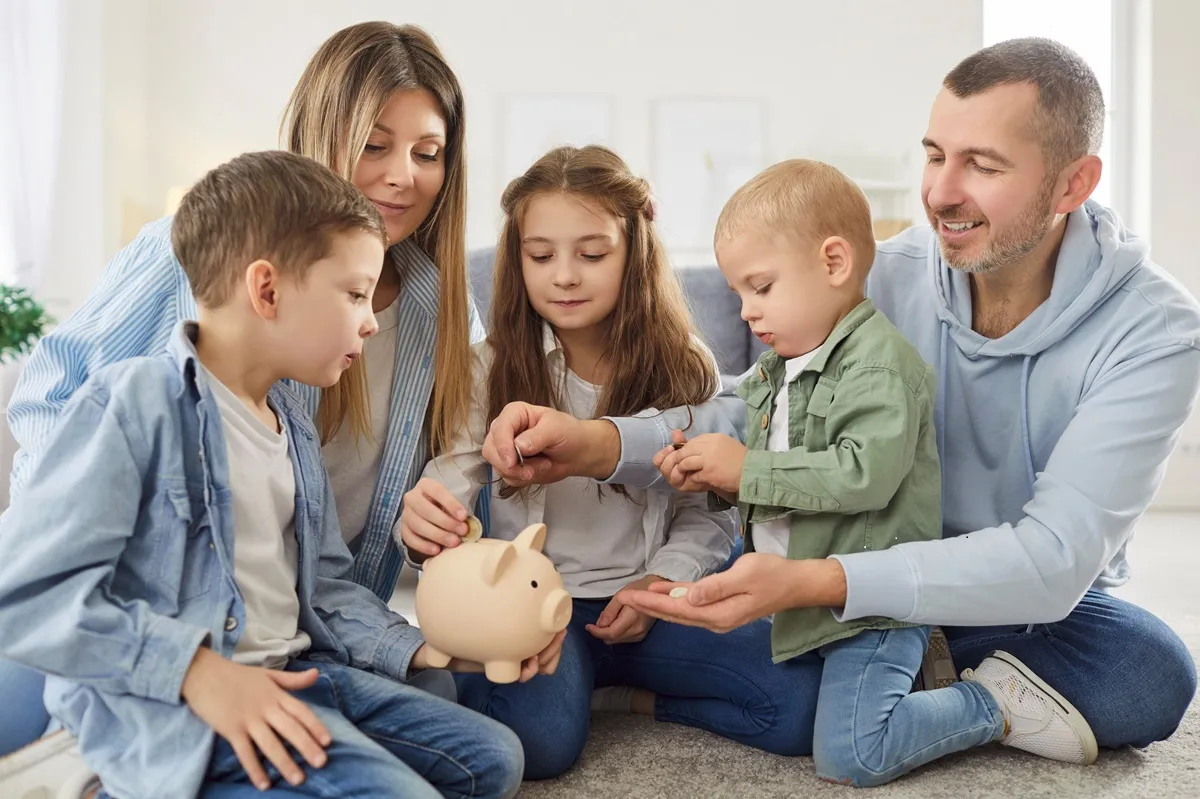Karta Dużej Rodziny 2026. Jak zyskać rok zasiłku i tańsze podróże?