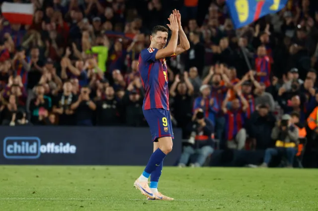 Tak piłkarze i trener Barcelony pożegnali Lewandowskiego. Pięści poszły w ruch