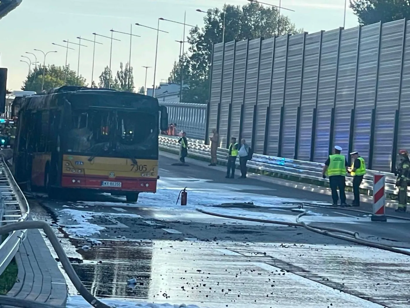 Pożar miejskiego autobusu w Warszawie