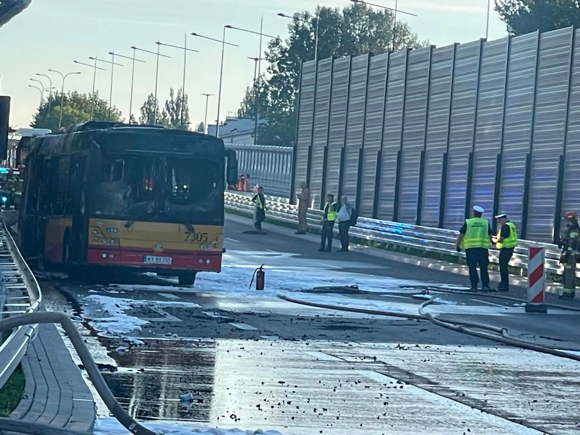 Poważny incydent w Warszawie. Autobus miejski stanął w płomieniach, w trakcie jazdy
