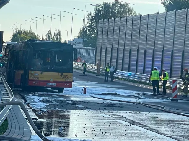 Poważny incydent w Warszawie. Autobus miejski stanął w płomieniach, w trakcie jazdy