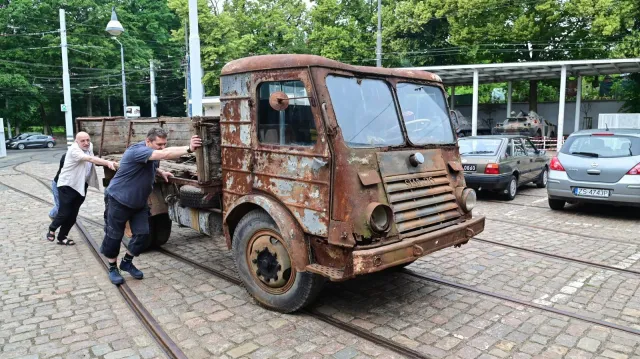 Unikat z PRL odnaleziony w zawalonej stodole. Myśleli, że to złom, a on zaskoczył mechaników