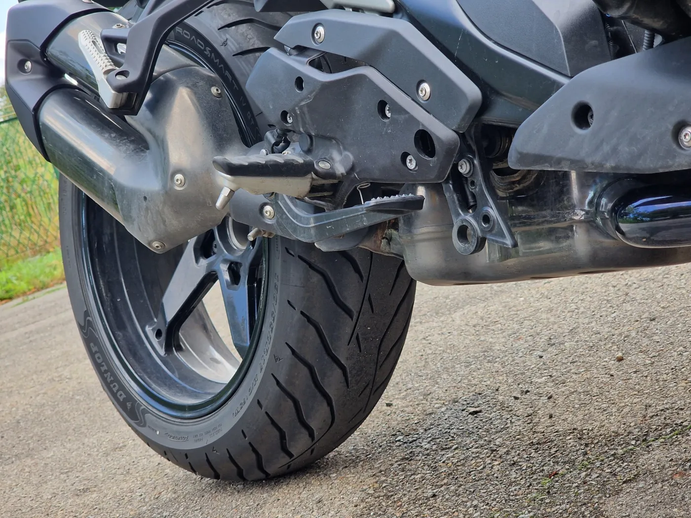 BMW R1300R - widok na doloty w ciemnym chromie i katalizator - generator ciepła