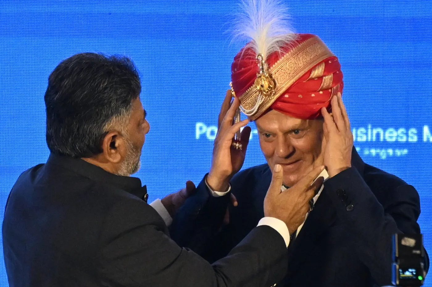 Donald Tusk jak maharadża. Zdjęcie premier rządu w turbanie hitem internetu