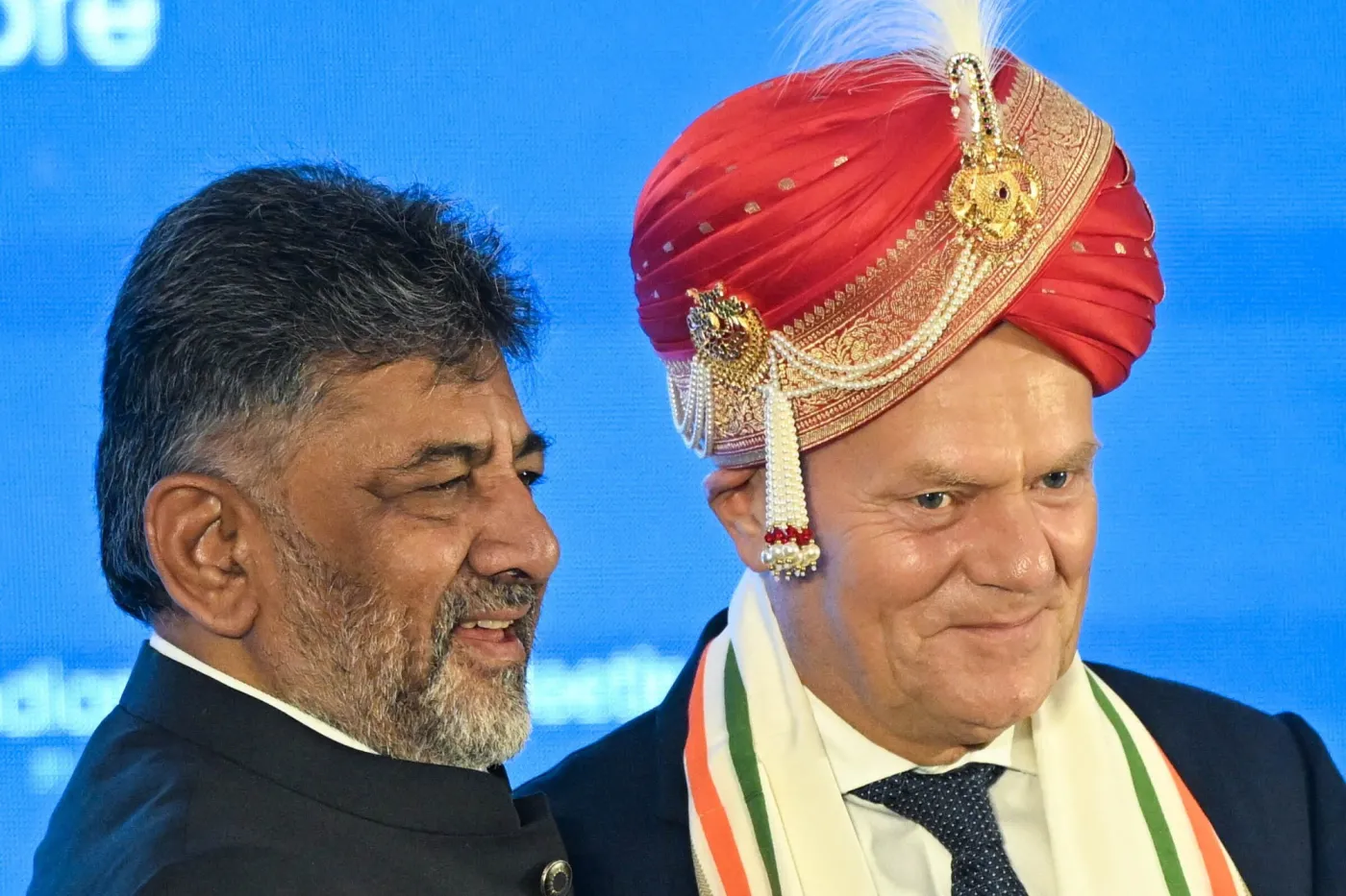 Donald Tusk jak maharadża. Zdjęcie premier rządu w turbanie hitem internetur