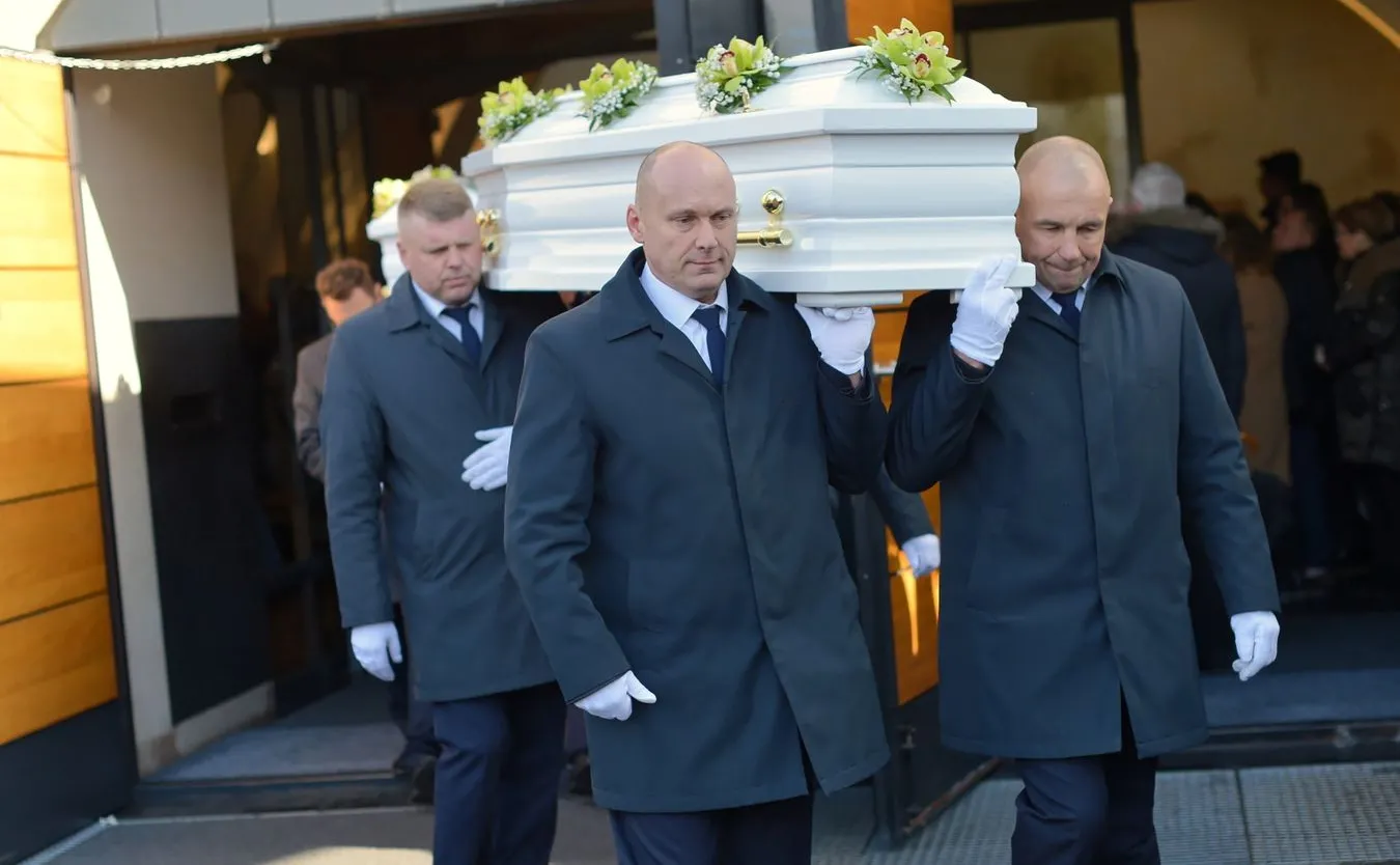 "Wszystko co było przez nas tak pielęgnowane, nagle runęło". Odbył się pogrzeb ofiar tragedii w Bukowinie
