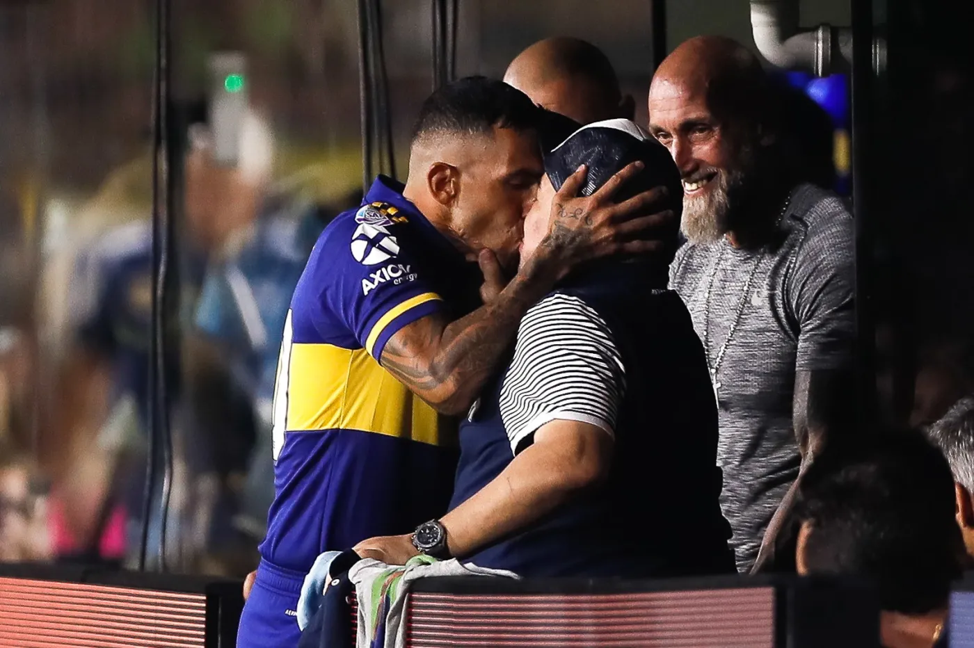 Tevez pocałował w usta... Maradonę. Boca Juniors po raz 34. mistrzem Argentyny