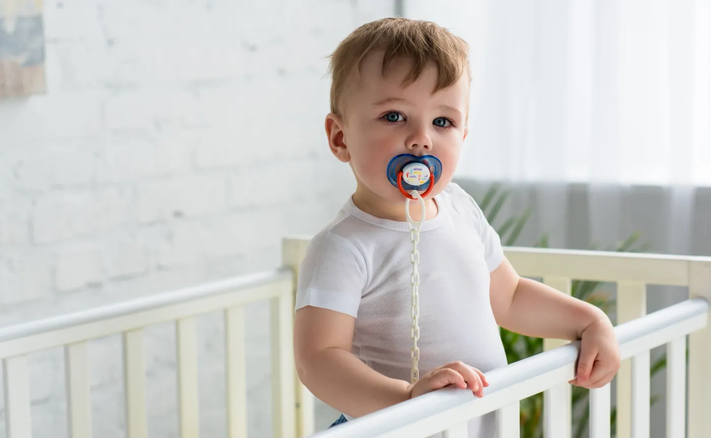 Kiedy i JAK odstawić dziecko od smoczka?