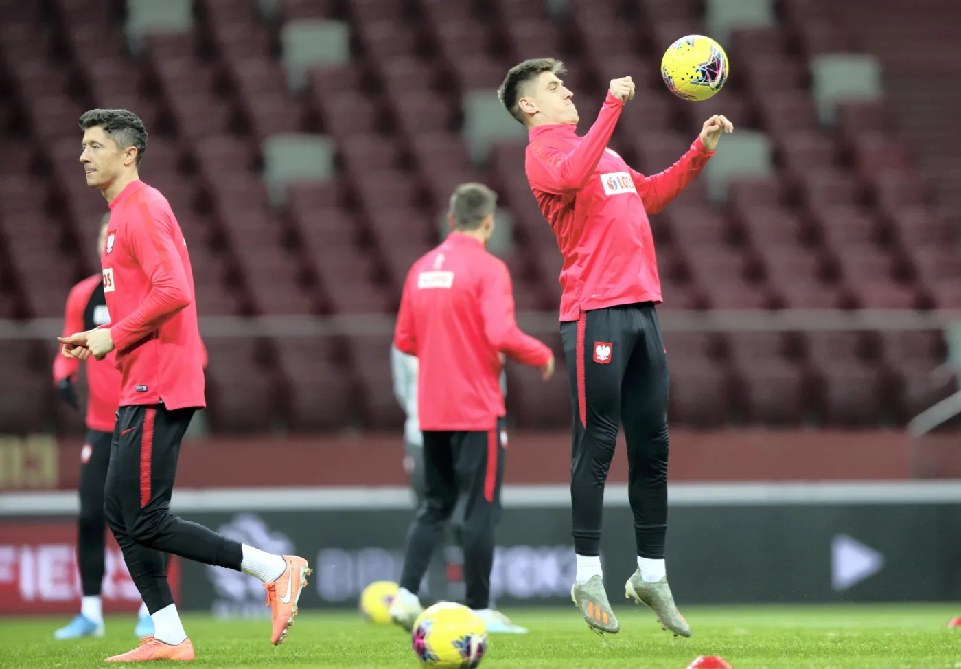 Napastnicy piłkarskiej reprezentacji Polski Robert Lewandowski (L) i Krzysztof Piątek (P) podczas treningu