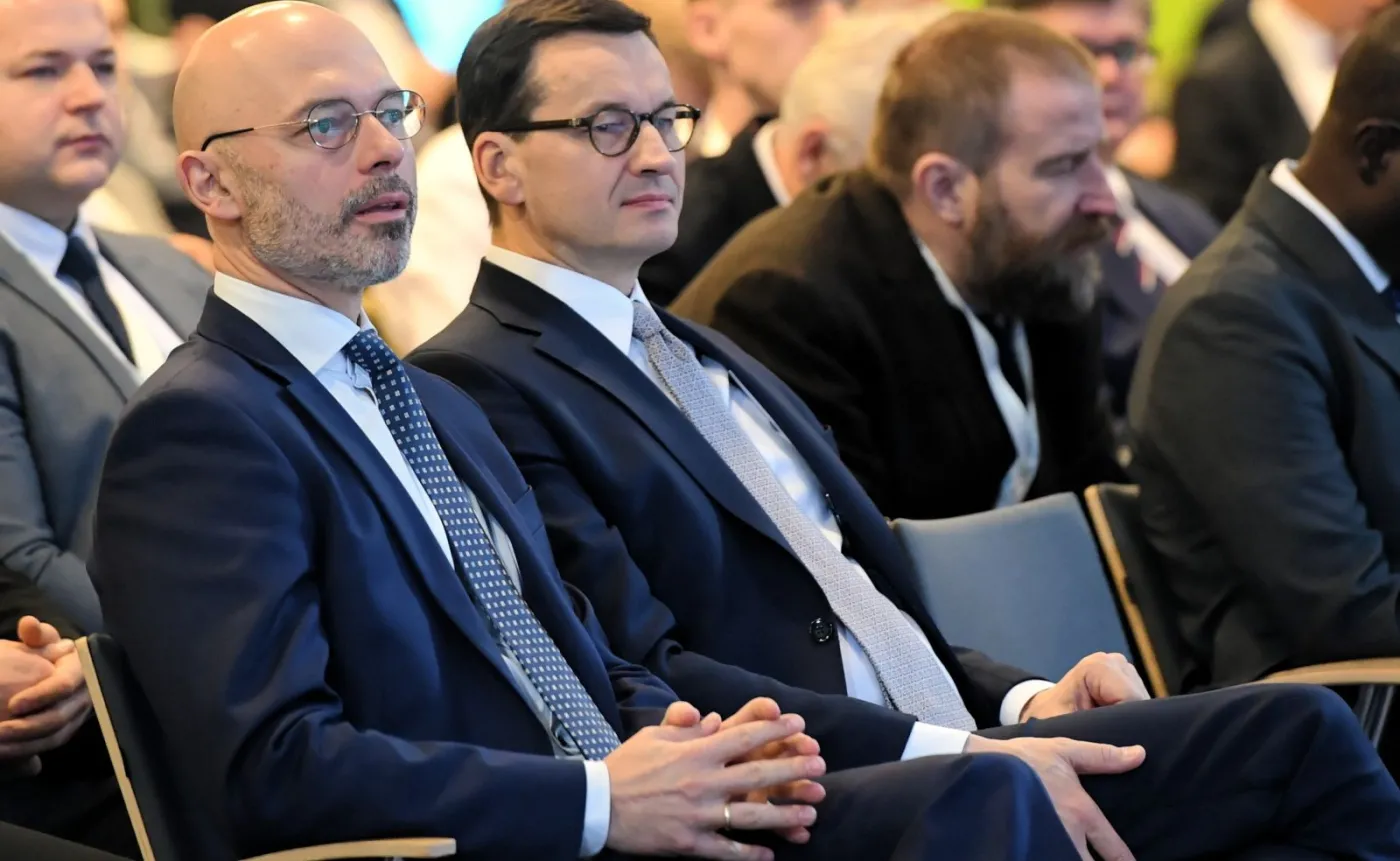 Mateusz Morawiecki i minister klimatu Michał Kurtyka podczas Global e-Mobility Forum