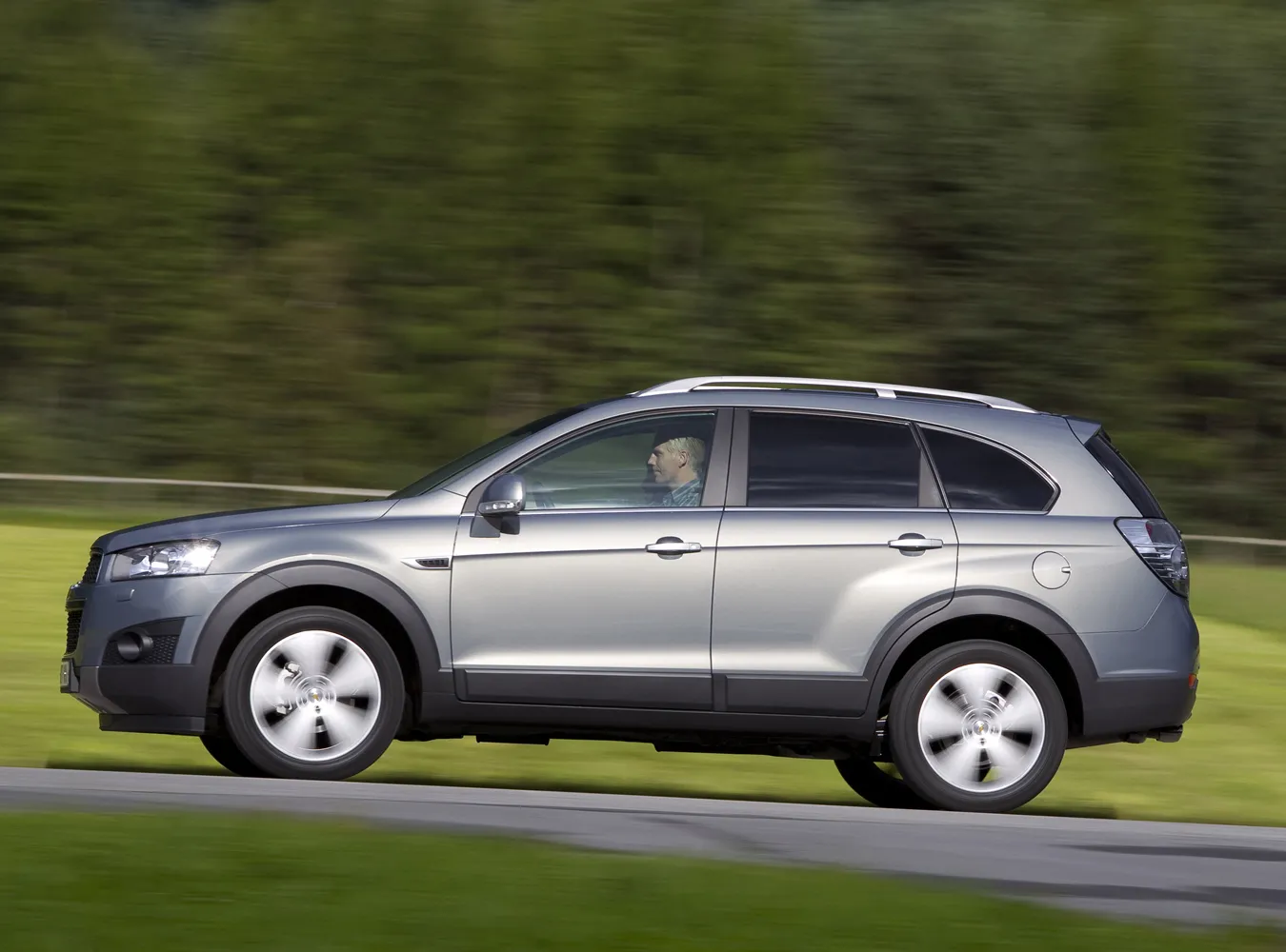 1821686-chevrolet-captiva-2011-dynamic-20-medium.jpg