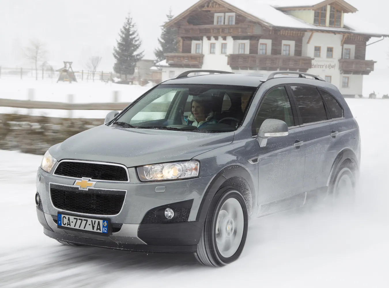1821902-chevrolet-captiva-2011-dynamic-02-medium.jpg