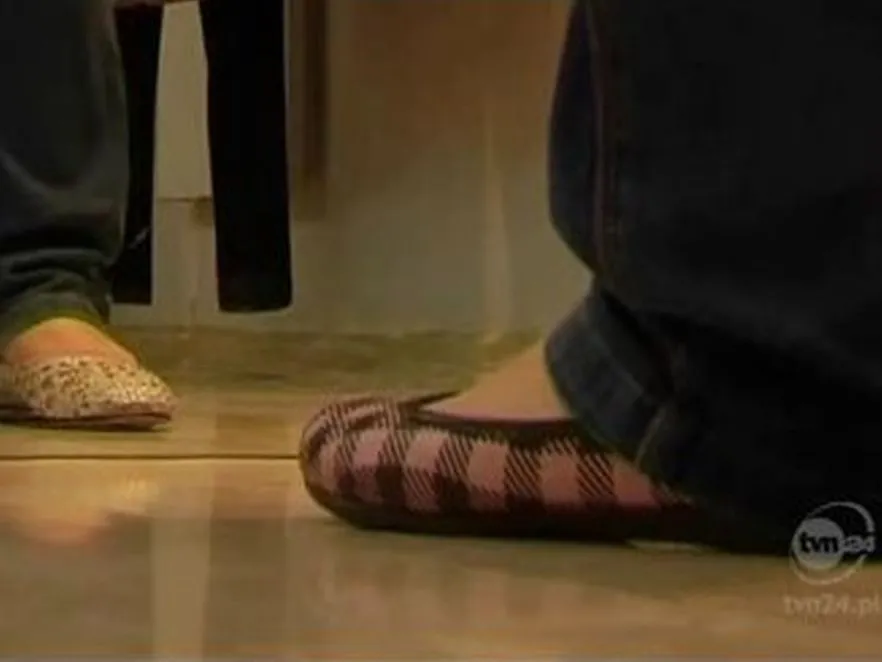 Buty z gazety wykonane przez chińskiego studenta. Źródło: TVN24