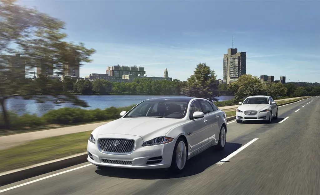 3924216-jaguar-xf-i-xj-z-napedem-na-cztery-kola-4.jpg