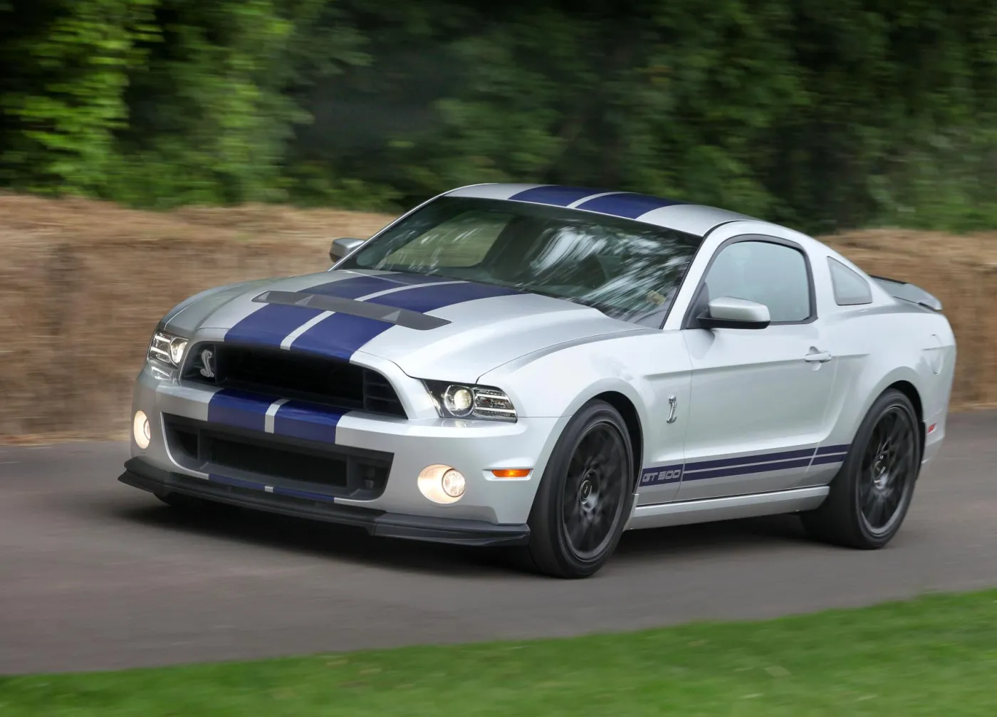 4002047-572430-the-new-ford-shelby-gt500-mustang-taking-on-the-famous-goodwood-hillclimb.jpg