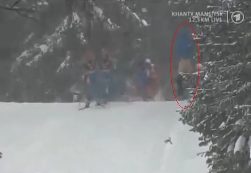 Striptizer na trasie biathlonowego biegu kobiet. WIDEO