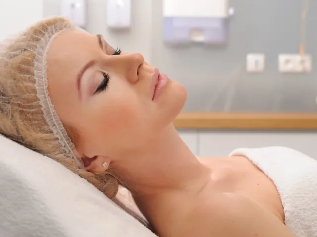 Matowa i szara cera? Te peelingi pomogą Ci się pozbyć "skóry kosmitki"