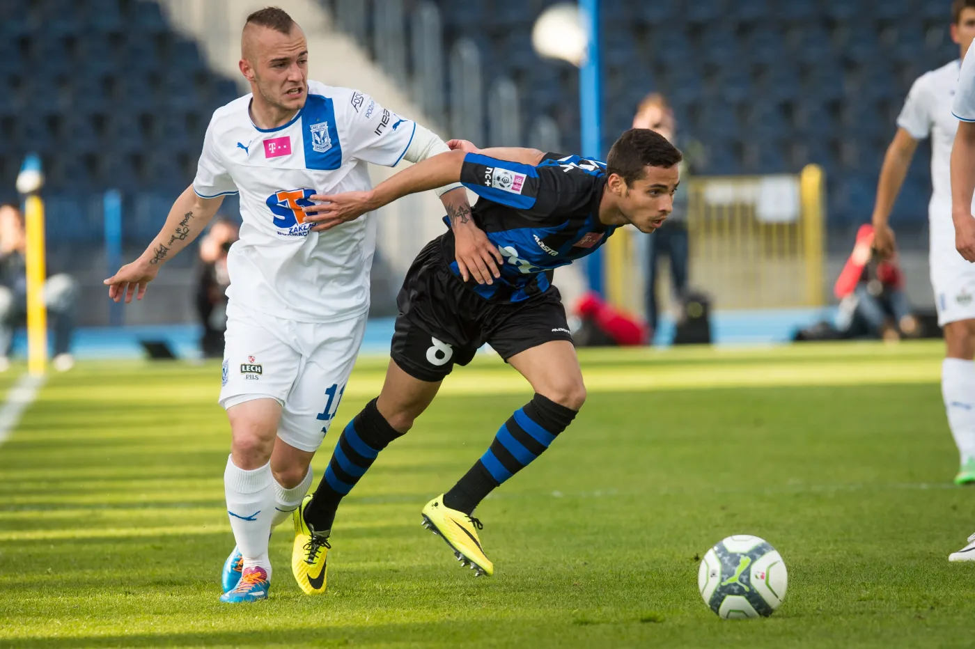 Zawodnik Lecha Poznań Gergo Lovrencsics (L) walczy o piłkę z Alvarinho (P) z Zawiszy Bydgoszcz 