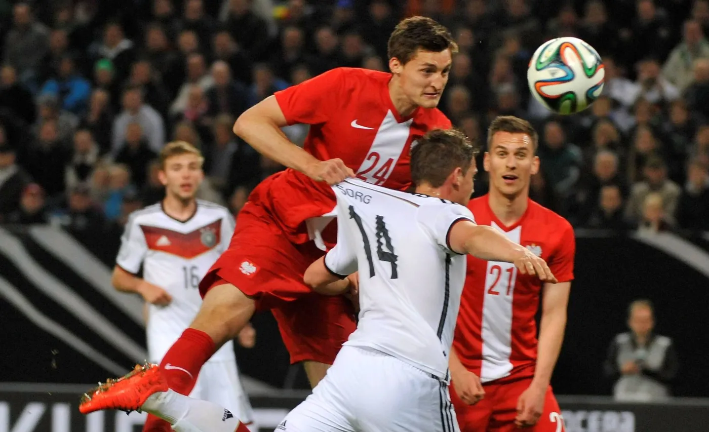 W wyskoku do górnej piłki loreprezentacji Polski Michał Żyro (L) i Niemiec Oliver Sorg (P) w towarzyskim meczu piłkarskim obu drużyn narodowych na stadionie Imtech Arena w Hamburgu