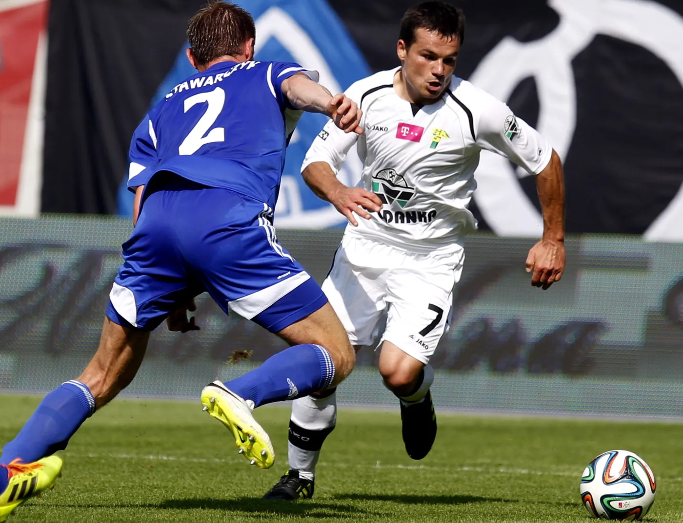 Zawodnik Ruchu Chorzów Piotr Stawarczyk (L) w pojedynku o piłkę z Tomaszem Nowakiem (P) z Górnika Łęczna podczas meczu polskiej Ekstraklasy w Gliwicach