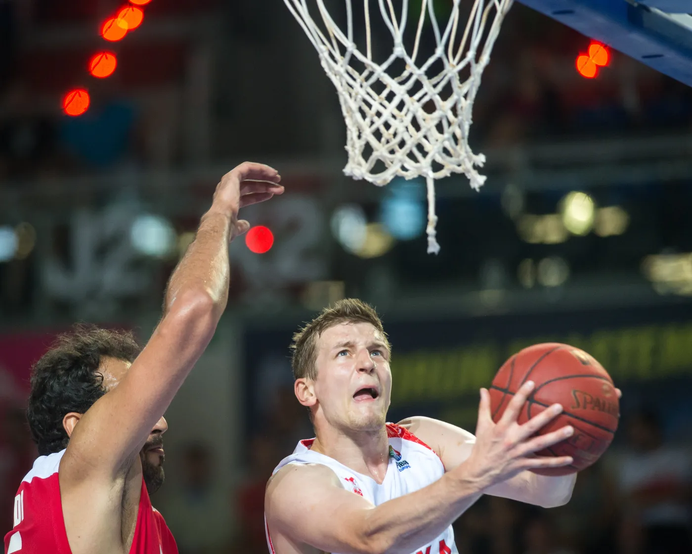 Atakujący kosz rywali gracz reprezentacji Polski Adam Waczyński (P) blokowany przez Irańczyka Hameda Haddadi'ego (L) w meczu turnieju Toruń Basket Cup
