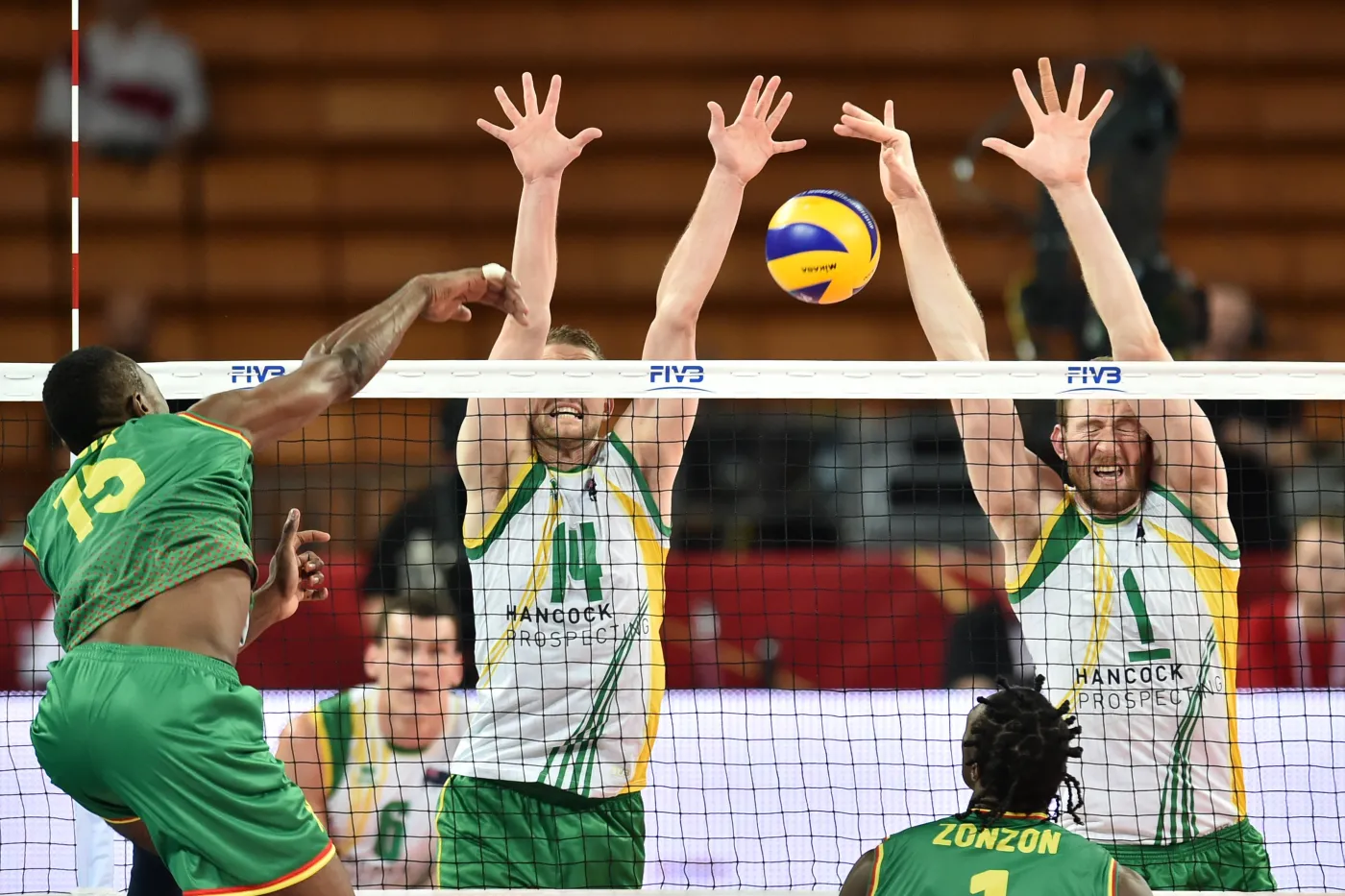 Yvan Arthur Kody Bitjaa (L) z reprezentacji Kamerunu atakuje po bloku Grigory Sukocheva (C) i Aidana Zingela (P) z Australii podczas meczu grupy A mistrzostw świata w siatkówce mężczyzn rozgrywanego w Hali Stulecia we Wrocławiu