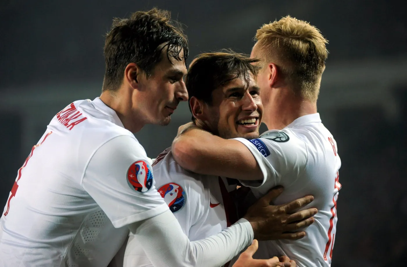 Strzelec drugiej bramki dla reprezentacji Polski Grzegorz Krychowiak w objęciach Łukasza Szukały  i Kamila Glika 