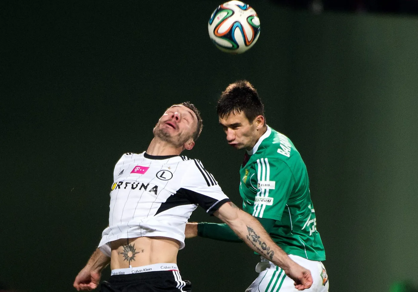 Zawodnik Legii Warszawa Marek Saganowski (L) walczy o piłkę z Pawłem Baranowskim (P) z PGE GKS Bełchatów podczas meczu piłkarskiej Ekstraklasy