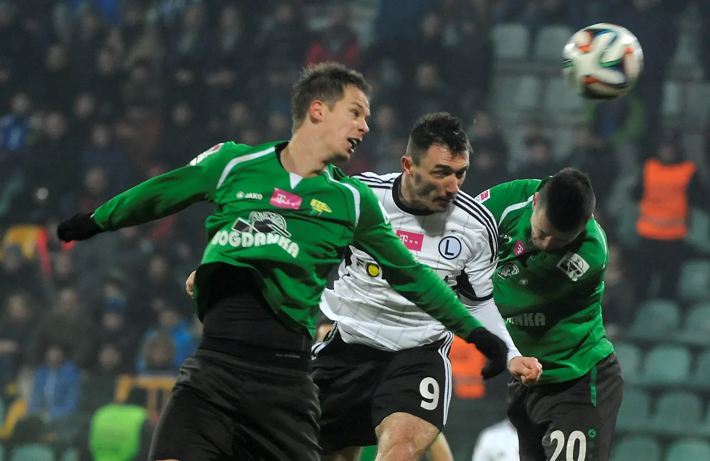 Zawodnik Legii Warszawa Marek Saganowski (C) walczy o piłkę z Patrikiem Mrazem (L) i Lukasem Bielakiem (P) z Górnika Łęczna