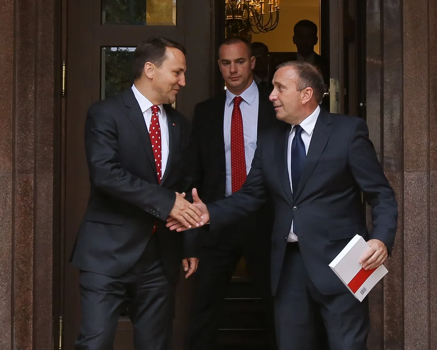Radosław Sikorski przekazał urząd swojemu następcy Grzegorzowi Schetynie