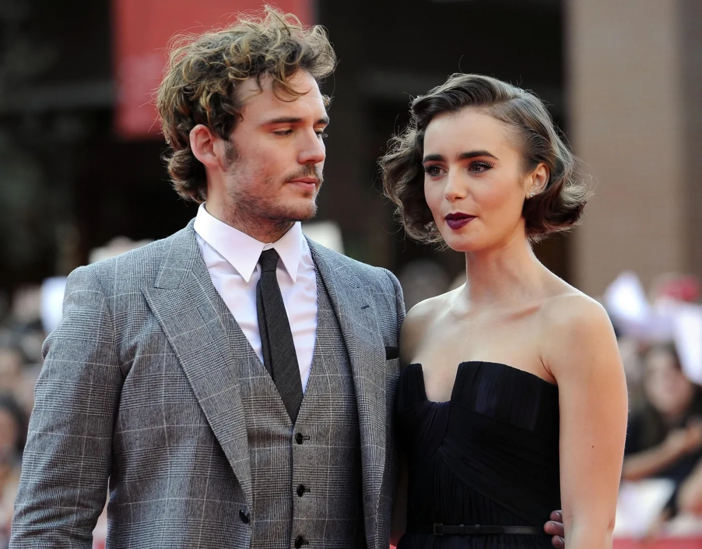 6961714-lily-collins-i-sam-claflin-na-premierze.jpg